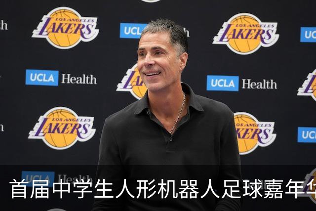 首届中学生人形机器人足球嘉年华在广西南宁举行